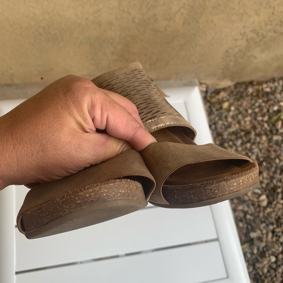 Sofft suede perforated tan glittery sandals size 6M - Picture 11 of 16